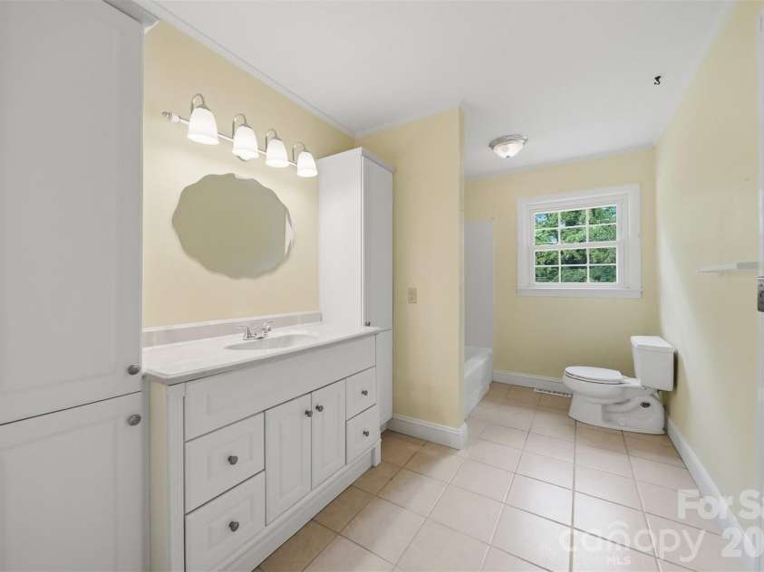 907 Vista Place, Lenoir, NC 28645.  MLS# CAR4403541, YatesRealty ID 37151. Full bath