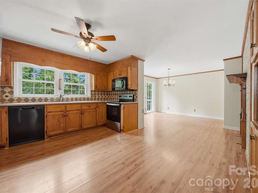 907 Vista Place, Lenoir, NC 28645.  MLS# CAR4403541, YatesRealty ID 37151. Kitchen