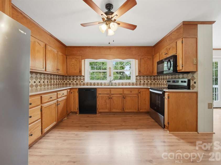 907 Vista Place, Lenoir, NC 28645.  MLS# CAR4403541, YatesRealty ID 37151. Kitchen