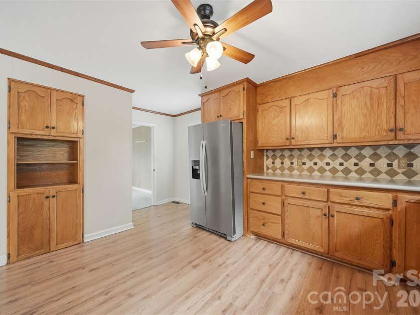 907 Vista Place, Lenoir, NC 28645.  MLS# CAR4403541, YatesRealty ID 37151. Kitchen