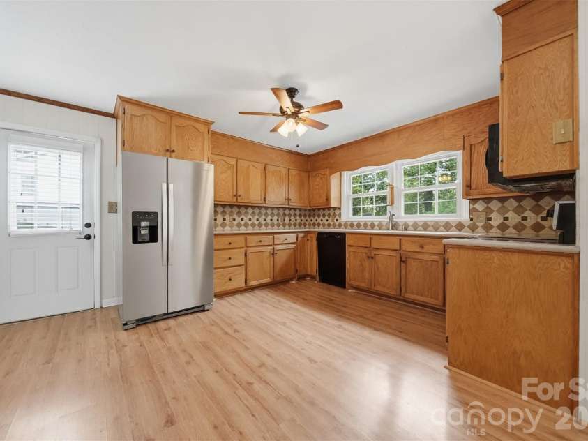 907 Vista Place, Lenoir, NC 28645.  MLS# CAR4403541, YatesRealty ID 37151. Kitchen
