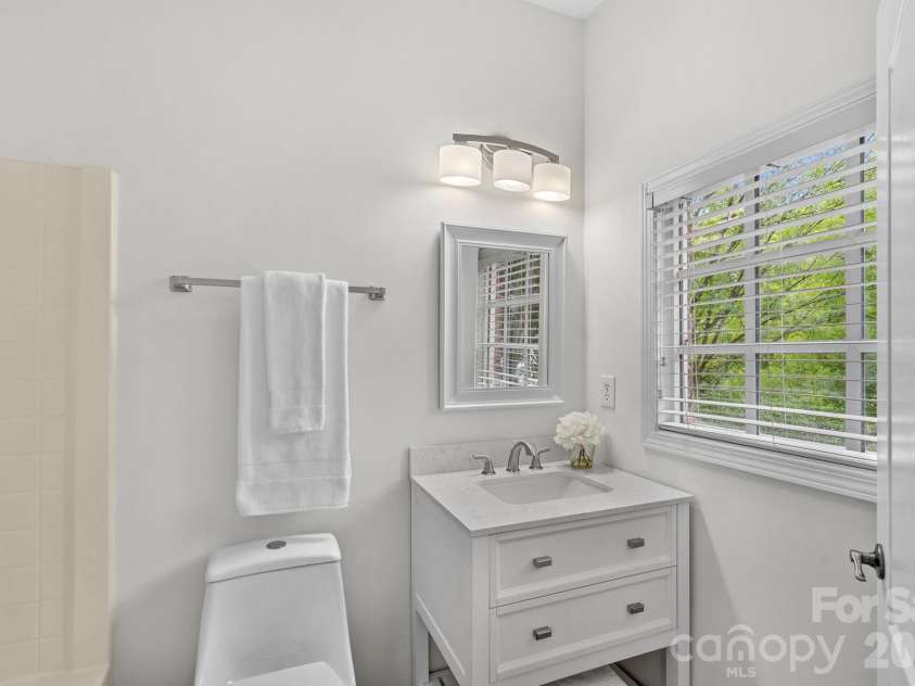 771 Old Meeting Way, Davidson, NC 28036.  MLS# CAR4403687, YatesRealty ID 37153. Ensuite 2 - Private bath