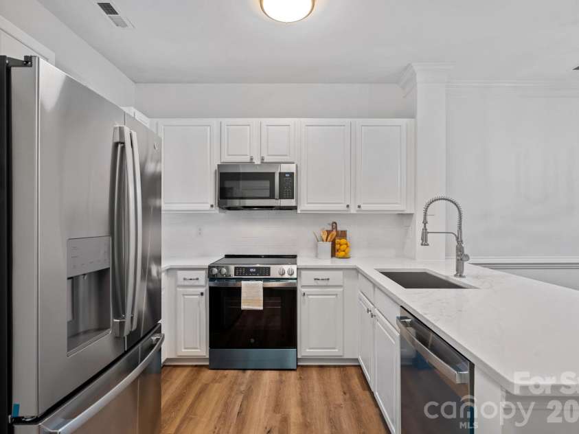 771 Old Meeting Way, Davidson, NC 28036.  MLS# CAR4403687, YatesRealty ID 37153. New stainless appliances