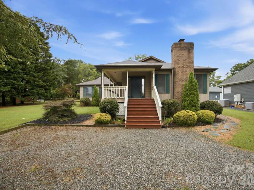 20118 Rainbow Circle, Cornelius, NC 28031.  MLS# CAR4404305, YatesRealty ID 37157. 