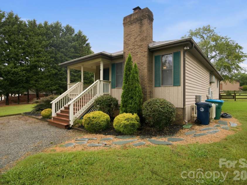 20118 Rainbow Circle, Cornelius, NC 28031.  MLS# CAR4404305, YatesRealty ID 37157. 