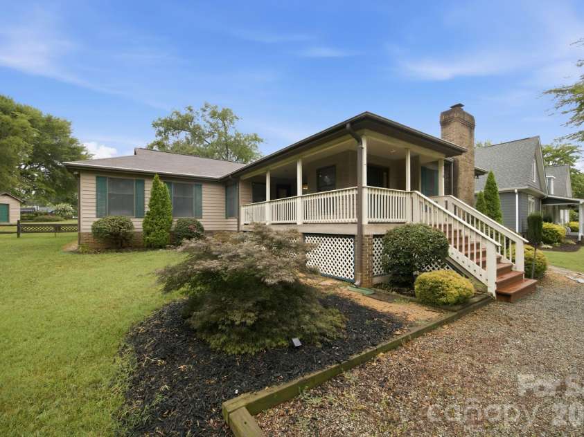 20118 Rainbow Circle, Cornelius, NC 28031.  MLS# CAR4404305, YatesRealty ID 37157. 