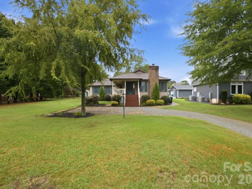 20118 Rainbow Circle, Cornelius, NC 28031.  MLS# CAR4404305, YatesRealty ID 37157. 