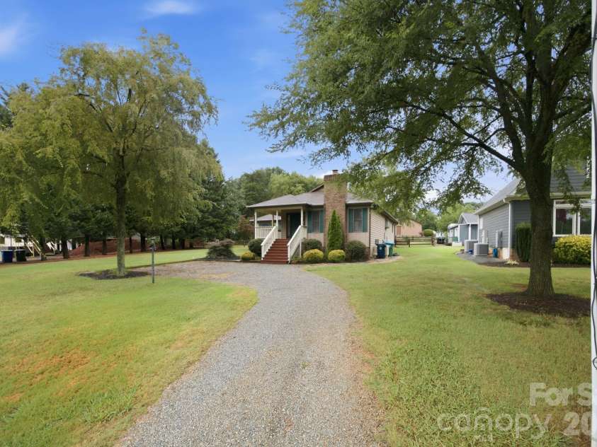 20118 Rainbow Circle, Cornelius, NC 28031.  MLS# CAR4404305, YatesRealty ID 37157. 