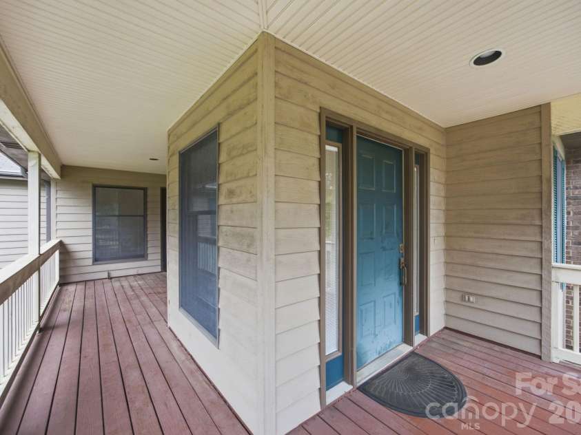 20118 Rainbow Circle, Cornelius, NC 28031.  MLS# CAR4404305, YatesRealty ID 37157. 