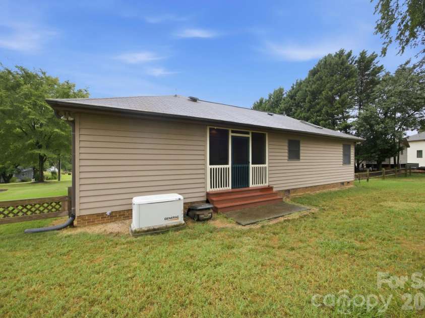 20118 Rainbow Circle, Cornelius, NC 28031.  MLS# CAR4404305, YatesRealty ID 37157. 