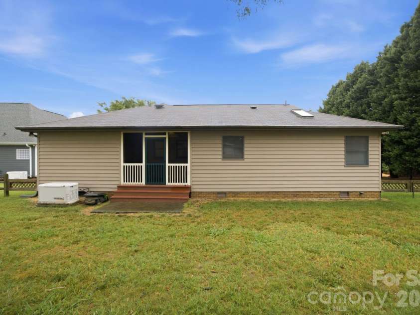 20118 Rainbow Circle, Cornelius, NC 28031.  MLS# CAR4404305, YatesRealty ID 37157. 