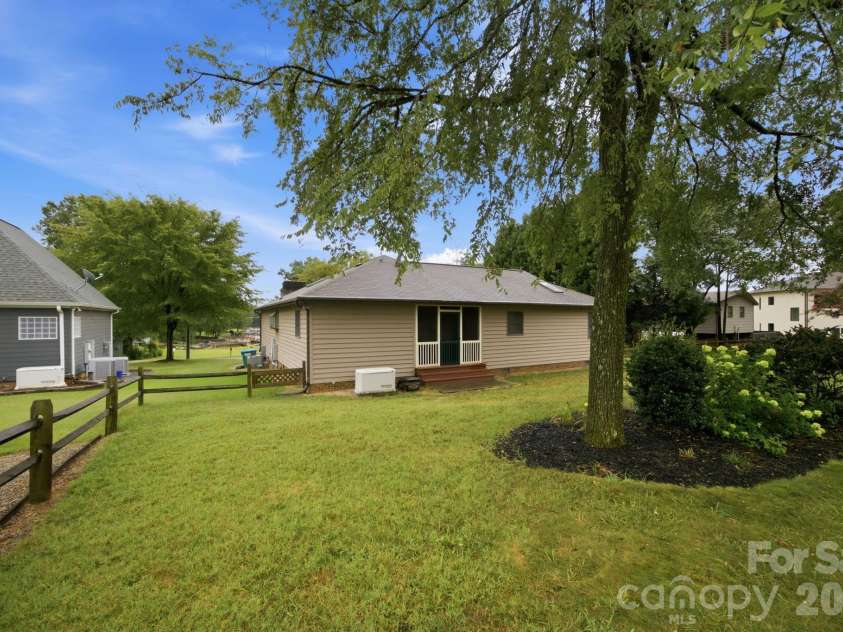 20118 Rainbow Circle, Cornelius, NC 28031.  MLS# CAR4404305, YatesRealty ID 37157. 