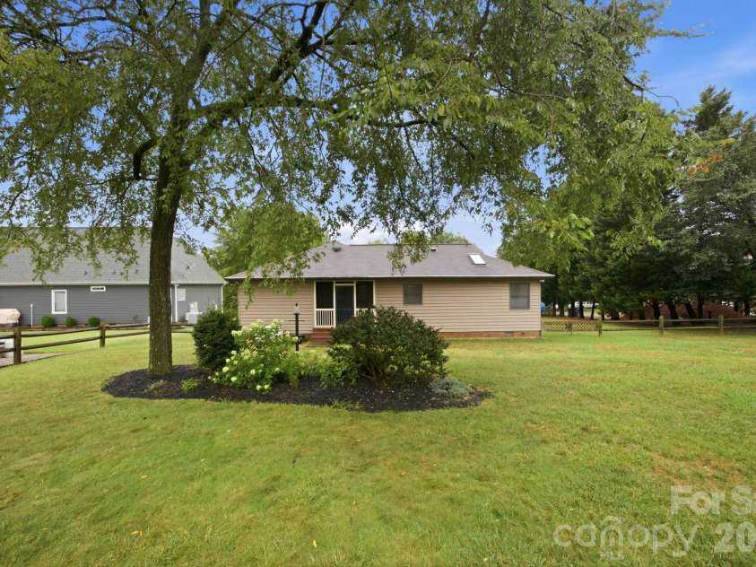 20118 Rainbow Circle, Cornelius, NC 28031.  MLS# CAR4404305, YatesRealty ID 37157. 