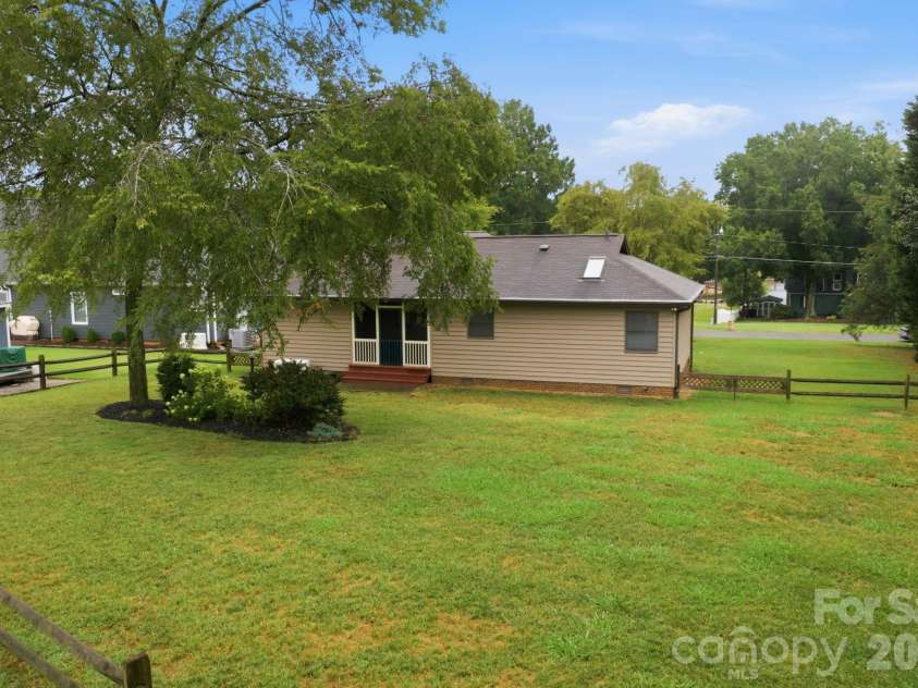 20118 Rainbow Circle, Cornelius, NC 28031.  MLS# CAR4404305, YatesRealty ID 37157. 