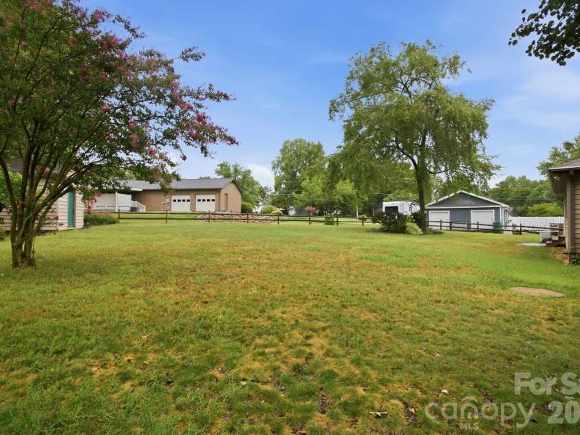 20118 Rainbow Circle, Cornelius, NC 28031.  MLS# CAR4404305, YatesRealty ID 37157. 