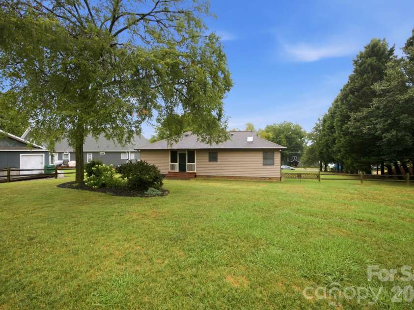 20118 Rainbow Circle, Cornelius, NC 28031.  MLS# CAR4404305, YatesRealty ID 37157. 