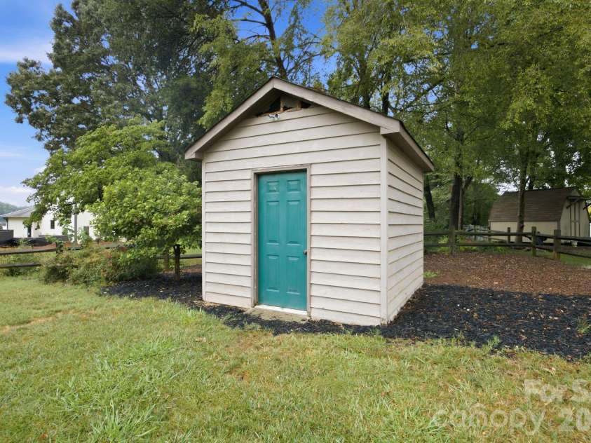 20118 Rainbow Circle, Cornelius, NC 28031.  MLS# CAR4404305, YatesRealty ID 37157. 
