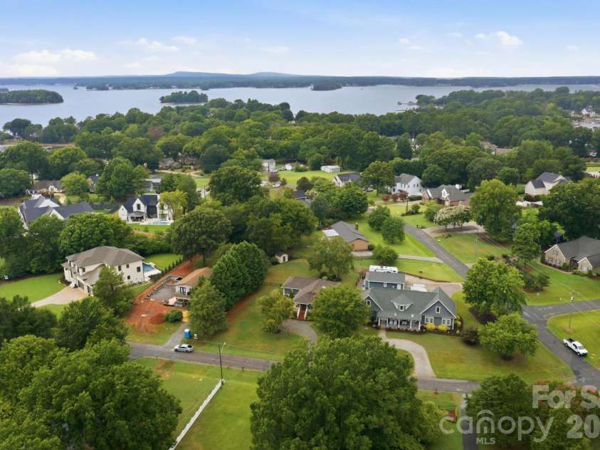 20118 Rainbow Circle, Cornelius, NC 28031.  MLS# CAR4404305, YatesRealty ID 37157. 