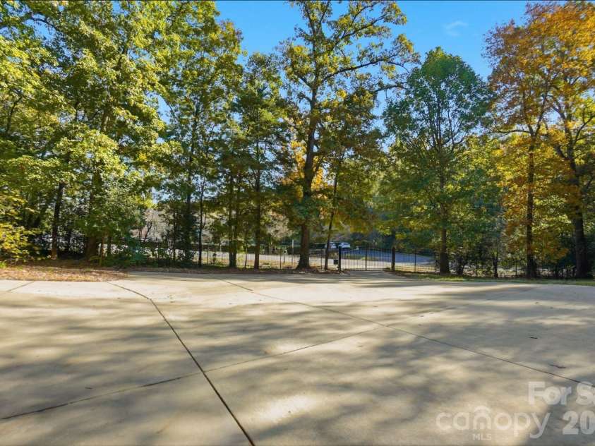 3475 Pikeview Road, Fort Mill, SC 29715.  MLS# CAR4322314, YatesRealty ID 3716. Expansive Driveway and Parking area