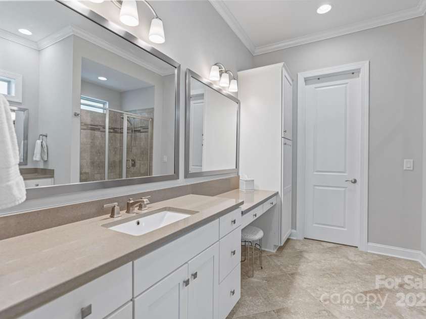 7127 Hanging Rock Court, Denver, NC 28037.  MLS# CAR4232308, YatesRealty ID 3716. Primary Bath Vanity #1 w/ Makeup Area