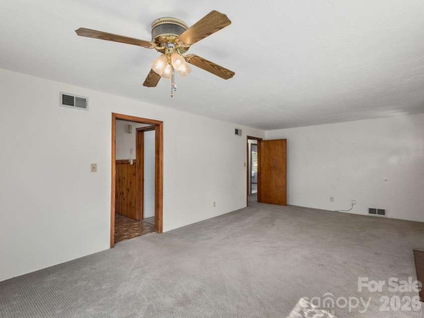 44 Bear Creek Road, Asheville, NC 28806.  MLS# CAR4402022, YatesRealty ID 37161. 