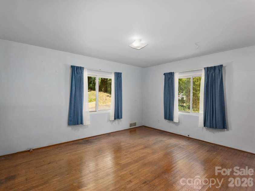 44 Bear Creek Road, Asheville, NC 28806.  MLS# CAR4402022, YatesRealty ID 37161. 