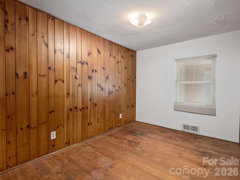 44 Bear Creek Road, Asheville, NC 28806.  MLS# CAR4402022, YatesRealty ID 37161. 