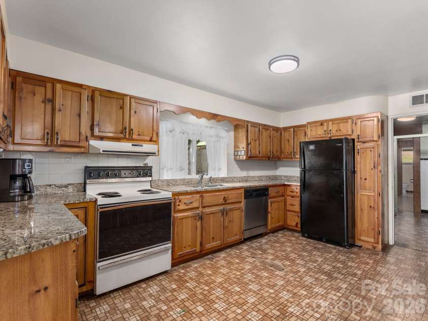 44 Bear Creek Road, Asheville, NC 28806.  MLS# CAR4402022, YatesRealty ID 37161. 