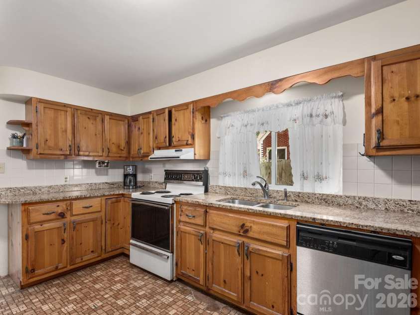 44 Bear Creek Road, Asheville, NC 28806.  MLS# CAR4402022, YatesRealty ID 37161. 