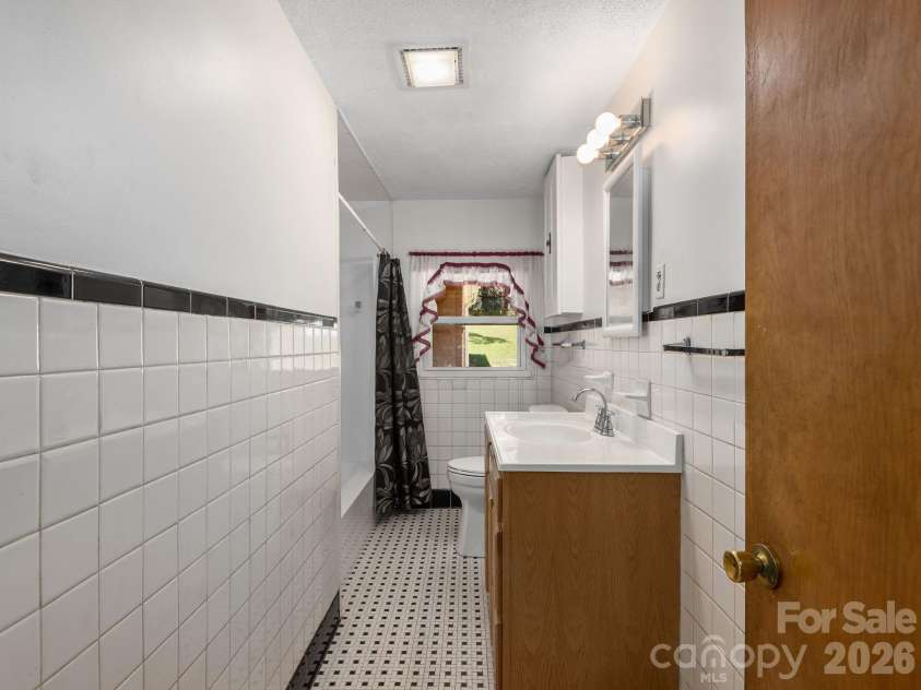44 Bear Creek Road, Asheville, NC 28806.  MLS# CAR4402022, YatesRealty ID 37161. 
