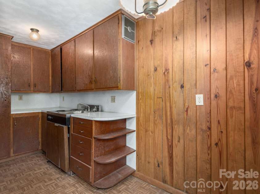 44 Bear Creek Road, Asheville, NC 28806.  MLS# CAR4402022, YatesRealty ID 37161. 