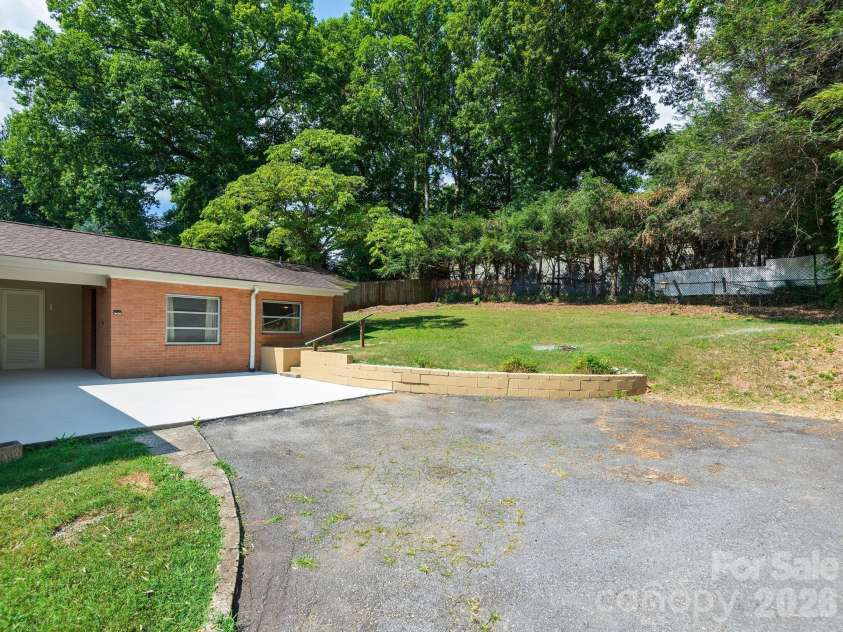 44 Bear Creek Road, Asheville, NC 28806.  MLS# CAR4402022, YatesRealty ID 37161. 