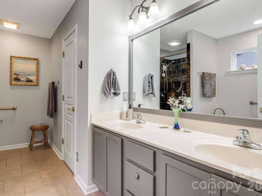 208 Snowy Egret Way, Hendersonville, NC 28792.  MLS# CAR4404138, YatesRealty ID 37163. 