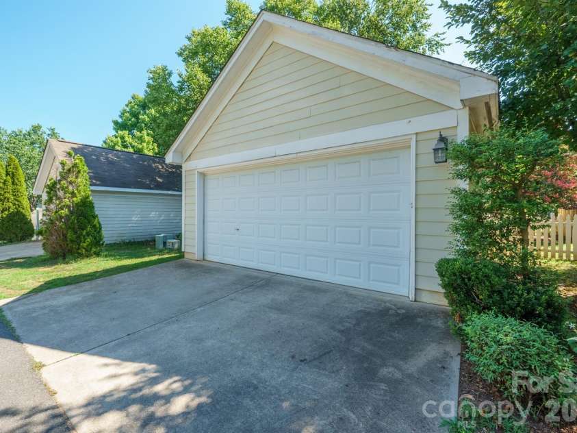 16925 Pennington Drive, Huntersville, NC 28078.  MLS# CAR4404614, YatesRealty ID 37171. 