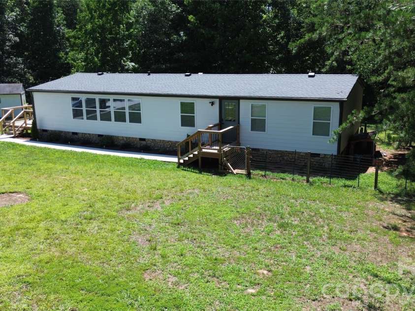 3585 Woodstream Drive, Maiden, NC 28650.  MLS# CAR4403670, YatesRealty ID 37172. 
