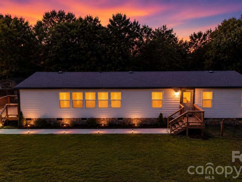 3585 Woodstream Drive, Maiden, NC 28650.  MLS# CAR4403670, YatesRealty ID 37172. 