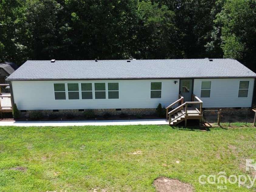 3585 Woodstream Drive, Maiden, NC 28650.  MLS# CAR4403670, YatesRealty ID 37172. 