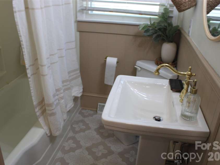 206 Bentwood Drive, Forest City, NC 28043.  MLS# CAR4403721, YatesRealty ID 37173. 