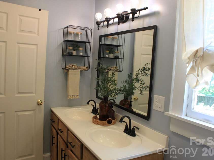 206 Bentwood Drive, Forest City, NC 28043.  MLS# CAR4403721, YatesRealty ID 37173. 