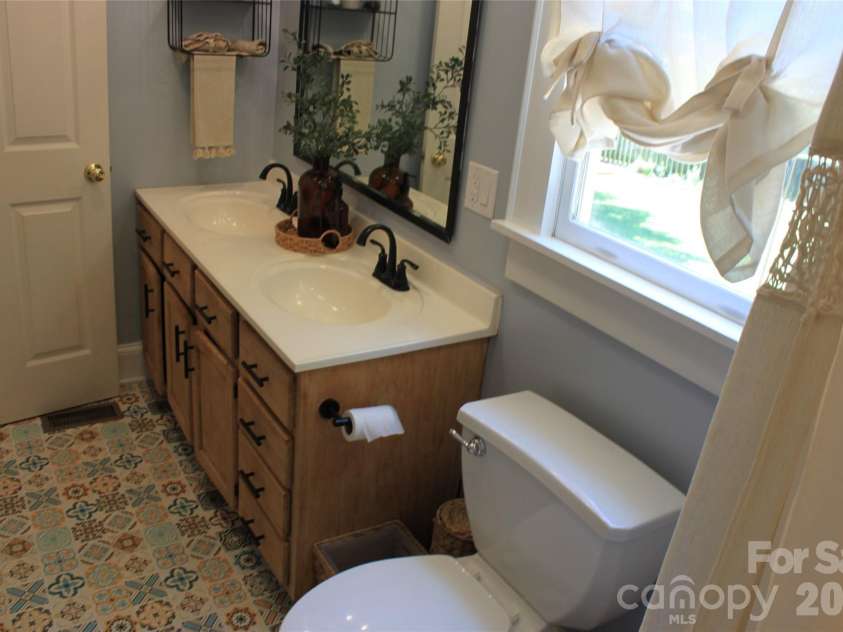 206 Bentwood Drive, Forest City, NC 28043.  MLS# CAR4403721, YatesRealty ID 37173. 