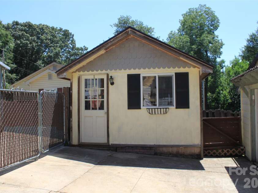 206 Bentwood Drive, Forest City, NC 28043.  MLS# CAR4403721, YatesRealty ID 37173. 