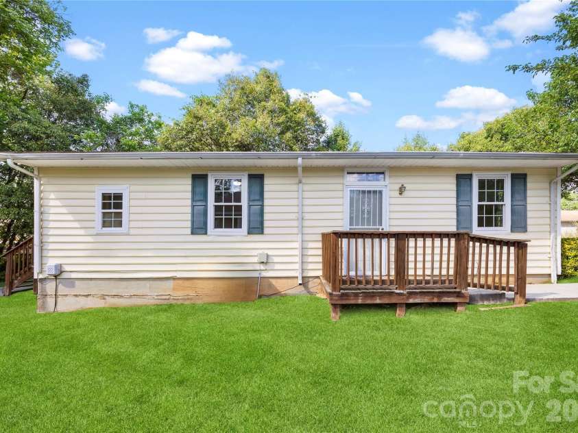 621 Pennsylvania Avenue, Charlotte, NC 28216.  MLS# CAR4369944, YatesRealty ID 37174. 