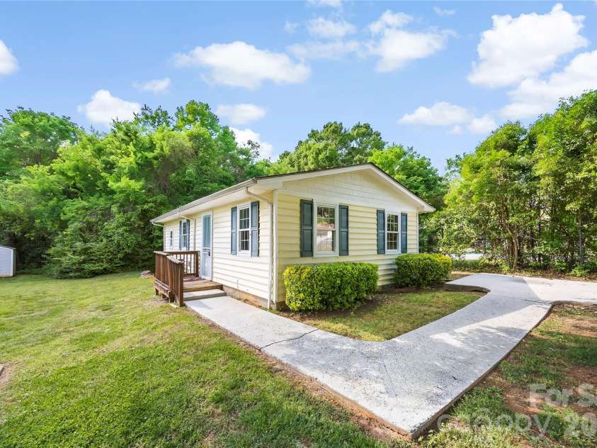 621 Pennsylvania Avenue, Charlotte, NC 28216.  MLS# CAR4369944, YatesRealty ID 37174. 