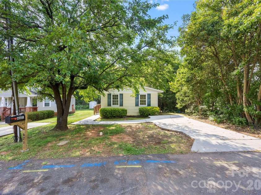 621 Pennsylvania Avenue, Charlotte, NC 28216.  MLS# CAR4369944, YatesRealty ID 37174. 