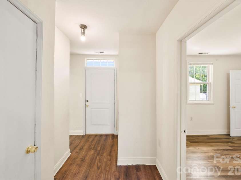 621 Pennsylvania Avenue, Charlotte, NC 28216.  MLS# CAR4369944, YatesRealty ID 37174. 