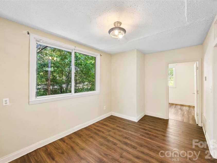 621 Pennsylvania Avenue, Charlotte, NC 28216.  MLS# CAR4369944, YatesRealty ID 37174. 