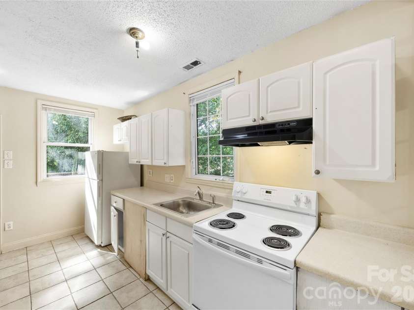 621 Pennsylvania Avenue, Charlotte, NC 28216.  MLS# CAR4369944, YatesRealty ID 37174. 
