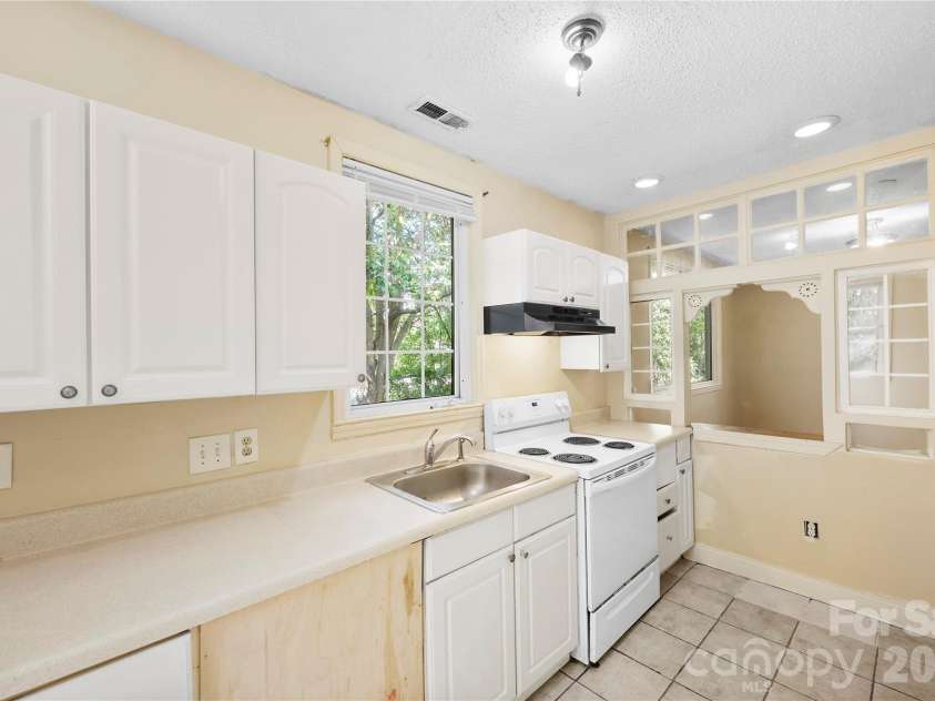 621 Pennsylvania Avenue, Charlotte, NC 28216.  MLS# CAR4369944, YatesRealty ID 37174. 