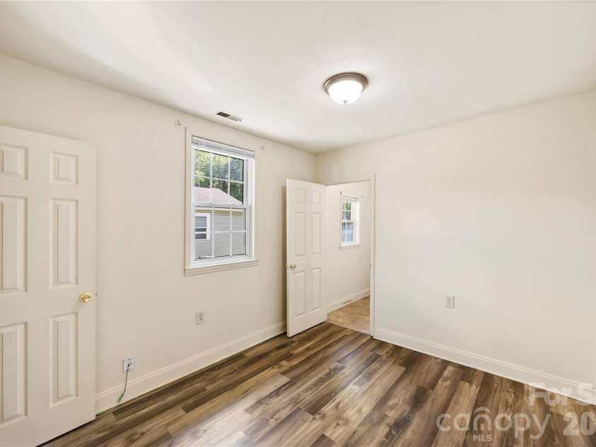 621 Pennsylvania Avenue, Charlotte, NC 28216.  MLS# CAR4369944, YatesRealty ID 37174. 