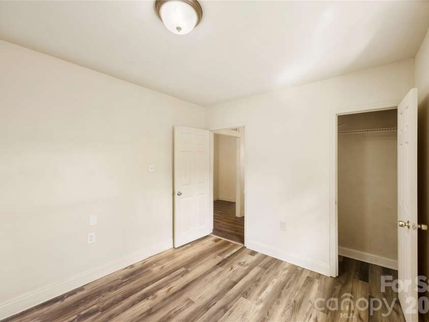 621 Pennsylvania Avenue, Charlotte, NC 28216.  MLS# CAR4369944, YatesRealty ID 37174. 